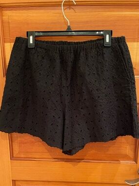 GAP Black Eyelet Shorts with Elastic Waist - women’s M - brand new!